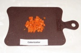 Шаг 5. Морковь отварить, нарезать кубиками. То же самое проделать с яйцами.
