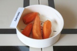Шаг 2. Приготовить морковь на пару в течение 10 минут.