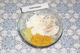 Шаг 6. Выложить белки, кукурузу, огурец и кальмар в салатник, заправить сметаной