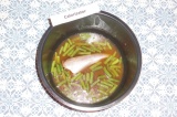 Шаг 4. На фасоль выложить рыбу, полив сверху соусом. Тушить рыбу при температуре
