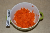 Шаг 1. Морковь отварить и натереть на мелкой терке.