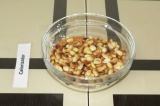Шаг 5. Смешать арахис с сухим молоком и смолотым арахисом, водой и медом.