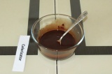 Шаг 6. Растопить какао масло с тертым какао на водяной бане.