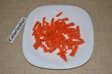 Шаг 2. Морковь очистить и нарезать соломкой.