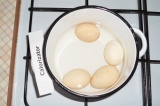 Шаг 2. Яйца сварить вкрутую.