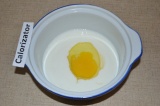 Шаг 3. В кефир добавить соду и яйцо.