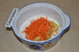Шаг 5. Добавить тертую морковь.