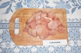 Шаг 1. Куриное мясо нарезать кусочками.