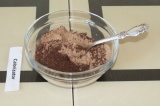 Шаг 3. Добавить шоколад к сухим ингредиентам и перемешать.
