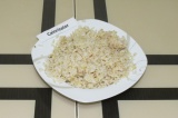 Шаг 1. Отварить рис до готовности.