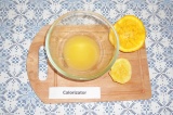 Шаг 2. Из апельсина и лимона выжать сок.