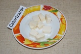 Шаг 4. Подготовить плавленый сыр – для этого его нужно нарезать на кубики.