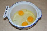 Шаг 1. Яйца взбить с маслом.