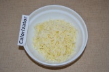 Шаг 4. Сыр натереть на терке крупной или нарезать мелкими кубиками.
