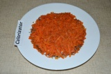 Шаг 2. Морковь отварить, очистить и натереть на крупной или мелкой терке.