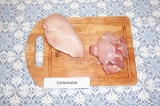 Шаг 1. С костей курицы срезать мясо, грудку отложить отдельно, мясо с бедер и го