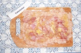 Шаг 5. Равномерно посыпать мясо желатином и добавить измельченный чеснок.