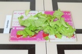 Шаг 1. Порезать/порвать листья салата.