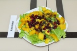 Готовое блюдо: салат с манго и сельдереем
