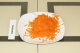 Шаг 2. Натереть морковь на терке.