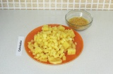 Шаг 7. Бросить картофель в кипящую воду и варить до готовности.