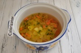 Шаг 3. Добавить воду и бульон. Картофель нарезать кубиками и добавить в суп.