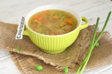 Готовое блюдо: суп с фрикадельками и горошком