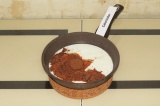 Шаг 4. Добавить какао и варить в течение 3 минут, постоянно помешивая.