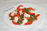Шаг 4. Перец порезать на тонкие дольки и добавить в салат.