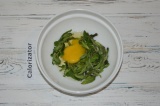 Шаг 1. К мятным листьям добавить яйцо и 1 ст. л. сахара.