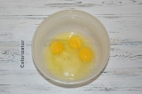Шаг 3. Для бисквита нужно соединить яйца и сахар.