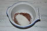 Шаг 8. Для крема соединить крахмал и сахар.