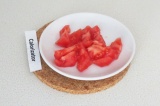 Шаг 10. Очистить помидор от шкурки и нарезать дольками или кубиками.