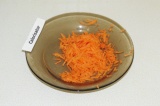 Шаг 3. Натереть морковь на крупной терке.