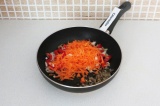 Шаг 8. Добавить морковь и перец, и тушить пять минут, чтобы овощи пустили сок