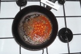 Шаг 5. Соединить с отваренной фасолью, посолить, добавить базилик. Тушить 3-5 ми