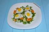 Шаг 4. Яйца перепелиные пожарить на сковороде и выложить на овощи и зелень.