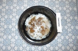 Шаг 5. К крупе добавить грибы, соль и паприку. Варить в мультиварке в режиме «Кр