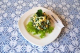 Готовое блюдо: салат с зеленью и кукурузой