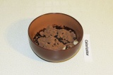 Шаг 8. Соединить какао, кешью и эритритол с помощью блендера.