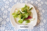 Шаг 4. Салатные листья промыть водой, обсушить и разложить на тарелке.