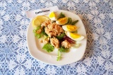 Салат с лососем и зеленью