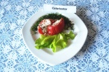 Готовое блюдо: запеченный томат с творогом