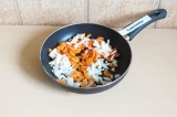 Шаг 3. Припустить морковь с луком на сковороде.