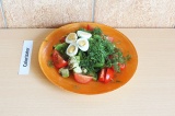 Готовое блюдо: салат с перепелиными яйцами