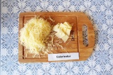 Шаг 1. Натереть сыр на мелкой сырной терке.
