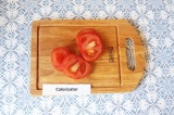 Шаг 1. Тонкими ломтиками нарезать помидоры.