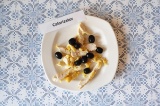 Шаг 5. На салатник выложить филе и маслины.