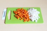 Шаг 2. Нарезать оставшийся лук и морковь.