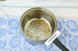 Шаг 3. В сотейнике нагреть 2 столовые ложки подсолнечного масла. Обжарить семена